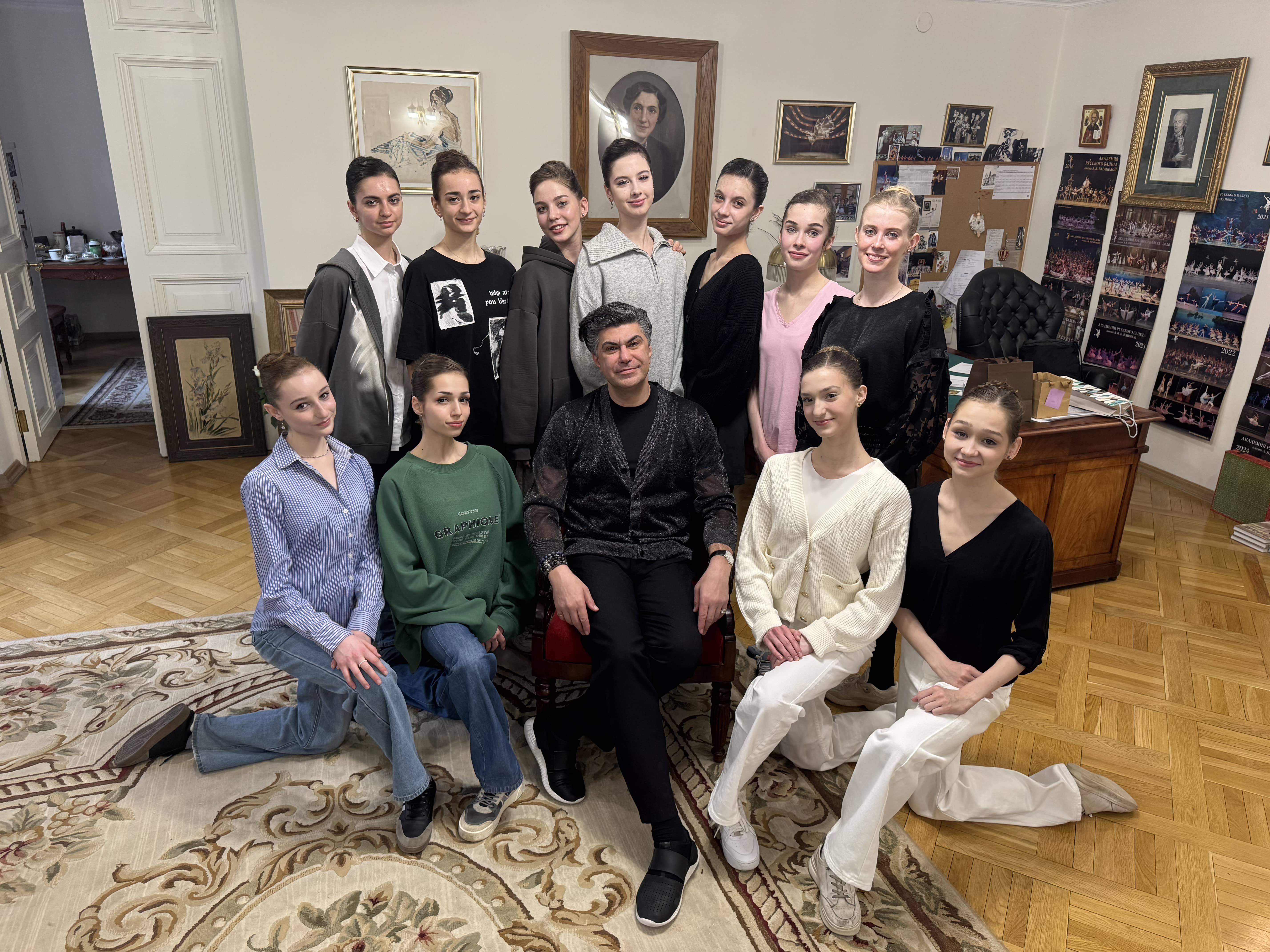 Сцена и выпускники Академии